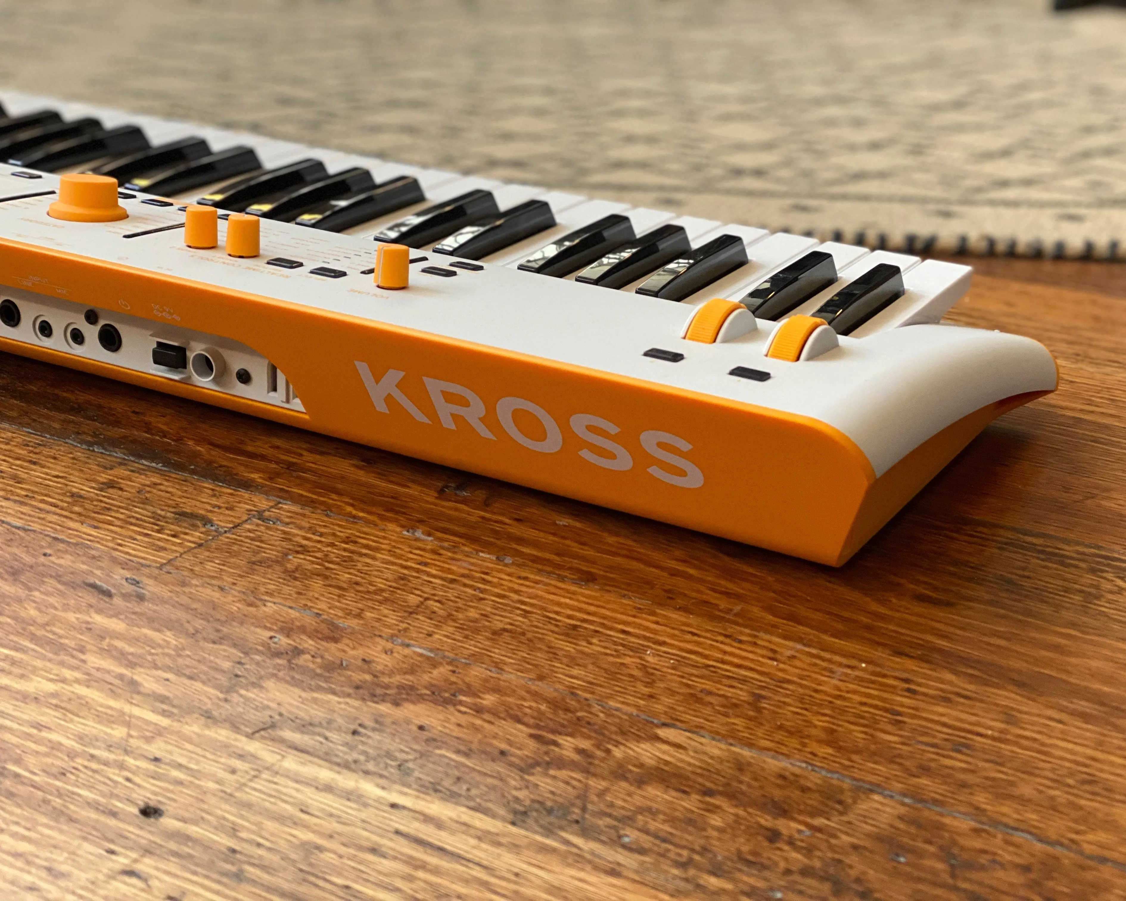 KORG Kross 2  61-Key Synthesizer Workstation Special Edition Neon Orange/Grey