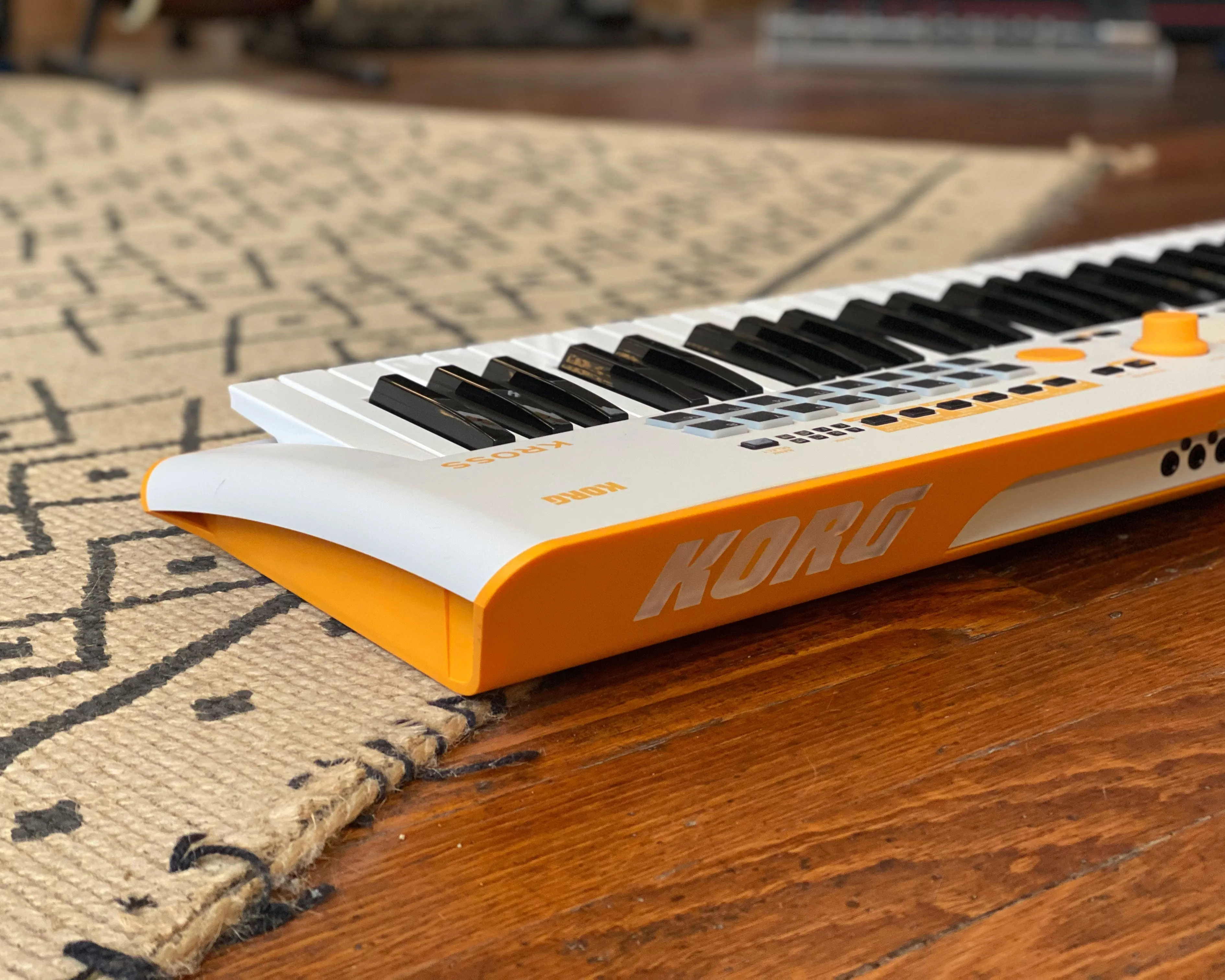 KORG Kross 2  61-Key Synthesizer Workstation Special Edition Neon Orange/Grey