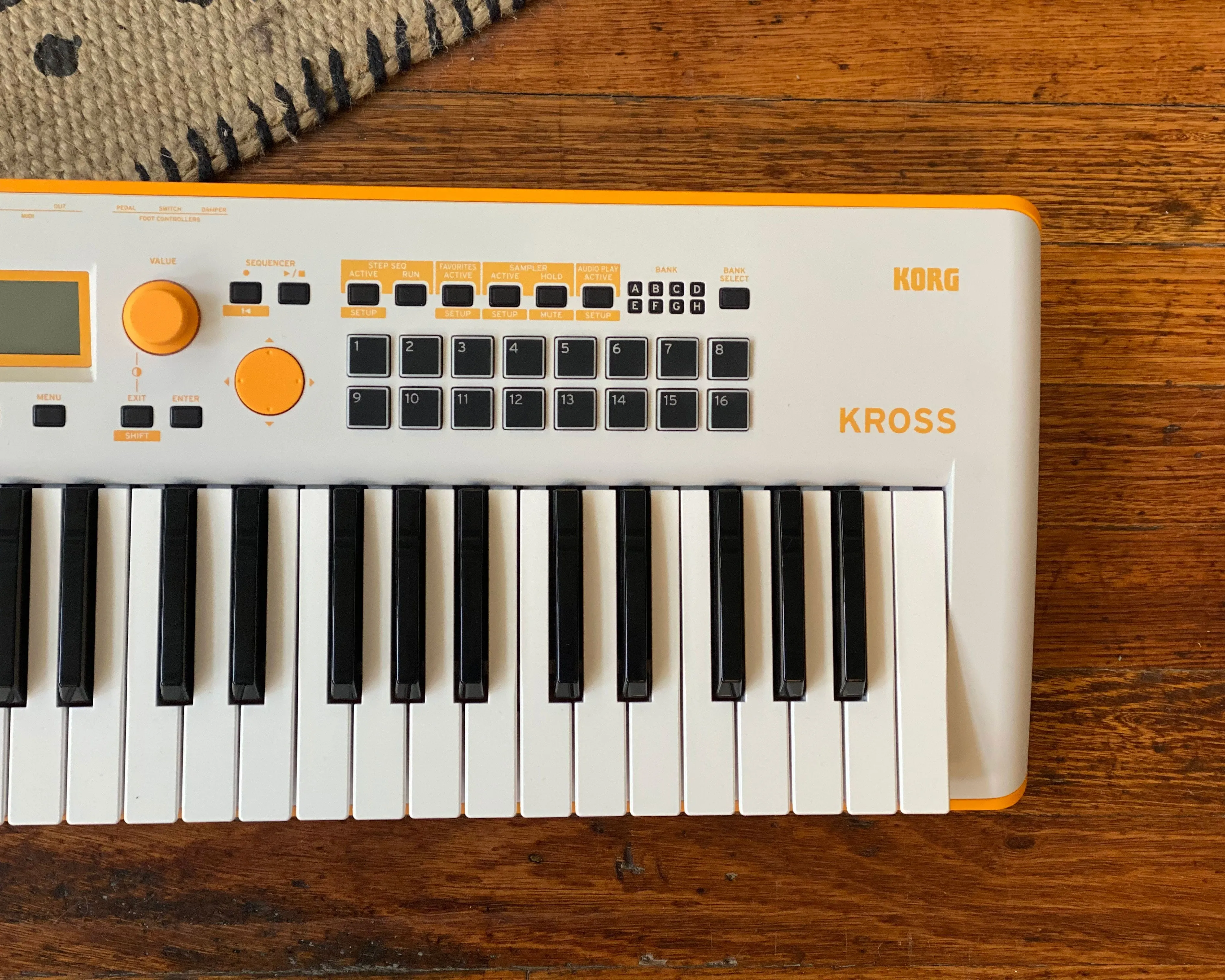 KORG Kross 2  61-Key Synthesizer Workstation Special Edition Neon Orange/Grey