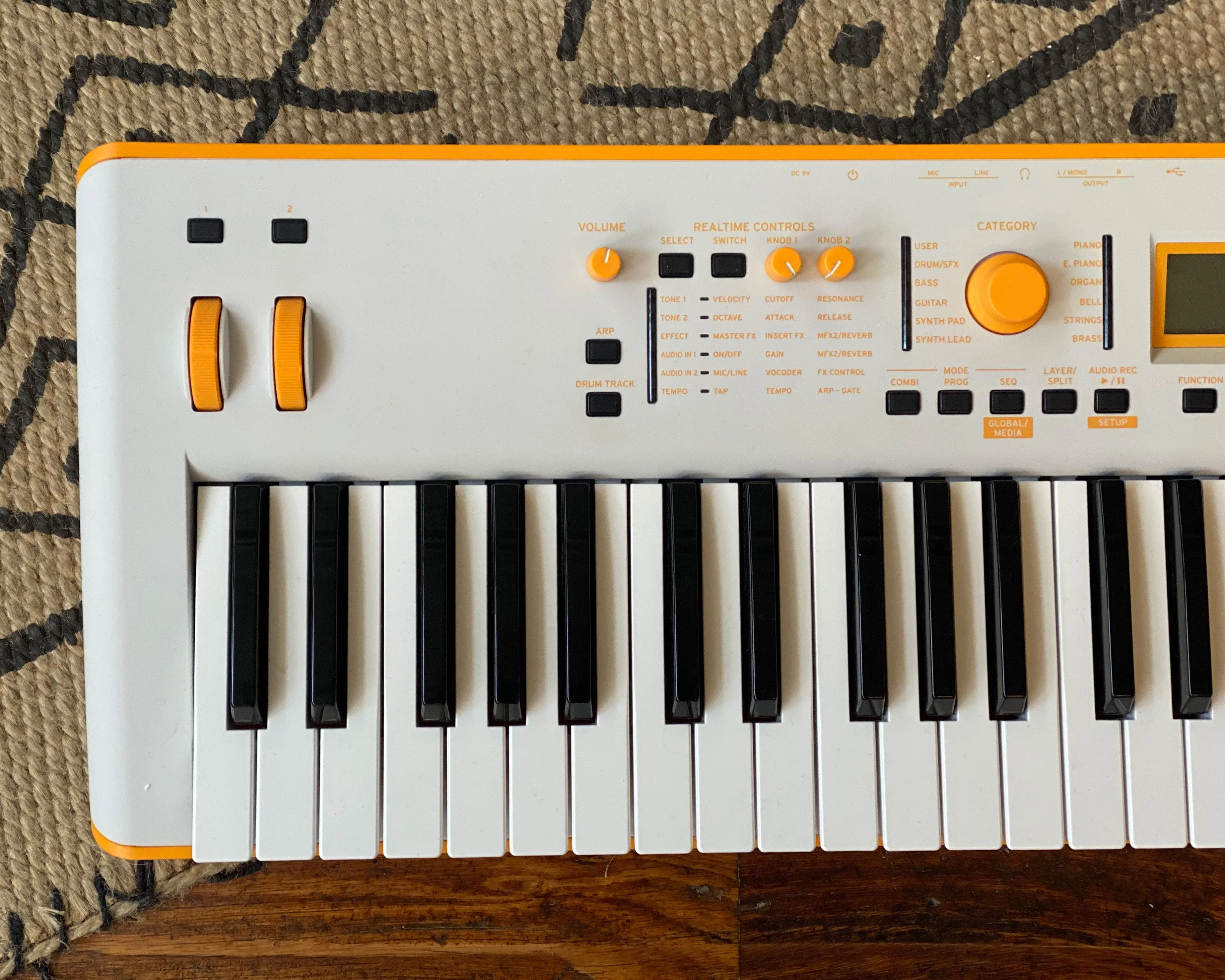 KORG Kross 2  61-Key Synthesizer Workstation Special Edition Neon Orange/Grey